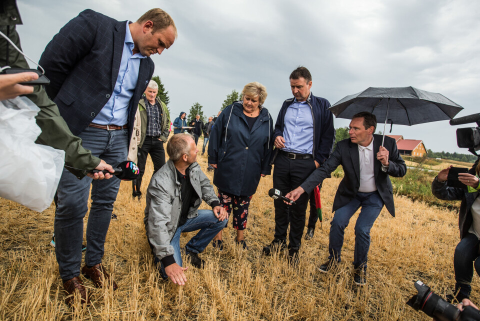 Statsminister Erna Solberg og landbruks- og matminister Jon Georg Dale møtte bondeorganisasjonene og besøkte et gårdsbruk på Kløfta onsdag ettermiddag. Statsministeren utelukket ikke en eventuell krisepakke til tørkerammede bønder.Foto: Trond Reidar Teigen / NTB scanpix Statsminister Erna Solberg og landbruks- og matminister Jon Georg Dale møtte bondeorganisasjonene og besøkte et gårdsbruk på Kløfta onsdag ettermiddag. Statsministeren utelukket ikke en eventuell krisepakke til tørkerammede bønder.Foto: Trond Reidar Teigen / NTB scanpix