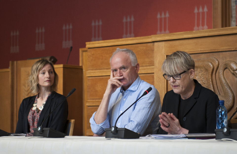 Hvem skal ut? Byråd for oppvekst og kunnskap Inga Marte Thorkildsen (t.v.) eller utdanningsdirektør Astrid Søgnen (t.h.). Bildet er fra en høring om ansattes ytringsfrihet. I midten utdanningsetatens hovedverneombud Einar Osnes. Foto: Terje Lien. Hvem skal ut? Byråd for oppvekst og kunnskap Inga Marte Thorkildsen (t.v.) eller utdanningsdirektør Astrid Søgnen (t.h.). Bildet er fra en høring om ansattes ytringsfrihet. I midten utdanningsetatens hovedverneombud Einar Osnes. Foto: Terje Lien.