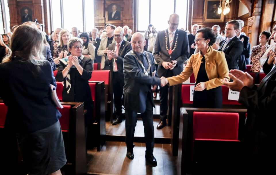 Roger Ryberg (Ap) mottar gratulasjoner og applaus etter å ha blitt valgt til fylkesordfører for Viken torsdag. Her er han på vei opp fra salen for å bytte ut fylkesordførerkjedet fra Buskerud med et nystøpt Viken-kjede. Foto: Vidar Ruud / NTB scanpix Roger Ryberg (Ap) mottar gratulasjoner og applaus etter å ha blitt valgt til fylkesordfører for Viken torsdag. Her er han på vei opp fra salen for å bytte ut fylkesordførerkjedet fra Buskerud med et nystøpt Viken-kjede. Foto: Vidar Ruud / NTB scanpix