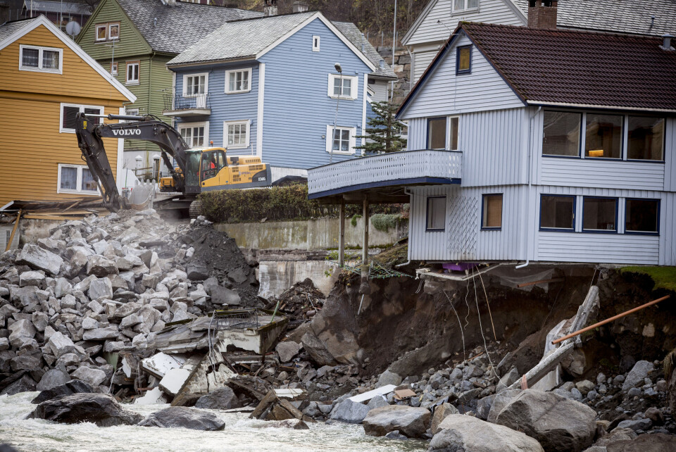 Odda sentrum er nylig blitt sikret etter gjentatte flommer, og skadene er nå mye mindre. Bildet er fra flommen i 2014, før tiltak ble satt inn. Foto: Magnus Knutsen Bjørke Odda sentrum er nylig blitt sikret etter gjentatte flommer, og skadene er nå mye mindre. Bildet er fra flommen i 2014, før tiltak ble satt inn. Foto: Magnus Knutsen Bjørke