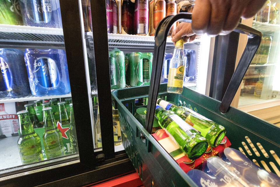 Kjøp av øl og rusbrus på butikk. I gjennomsnitt drikker en voksen nordmann 7 liter ren alkohol i året. 5 liter handles på butikken eller Vinmonopolet, og i tillegg kommer grensehandel, taxfree og skjenking på utesteder. Foto: Gorm Kallestad / NTB scanpix Kjøp av øl og rusbrus på butikk. I gjennomsnitt drikker en voksen nordmann 7 liter ren alkohol i året. 5 liter handles på butikken eller Vinmonopolet, og i tillegg kommer grensehandel, taxfree og skjenking på utesteder. Foto: Gorm Kallestad / NTB scanpix