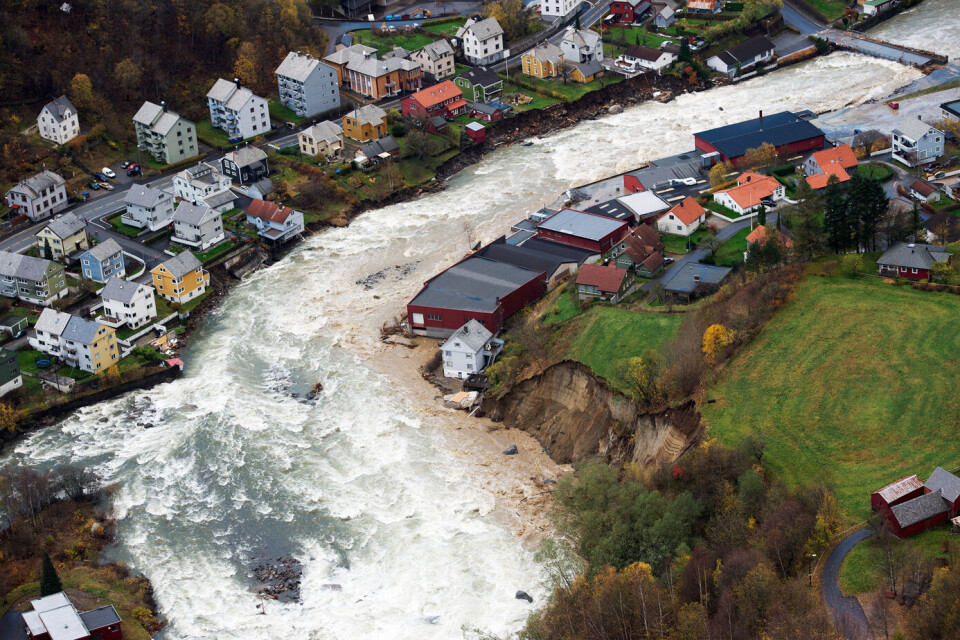 Flere hus gikk tapt i flommen i Odda i fjor. Nå vurderer flere vestlandsordførere å gå imot gamle vernevedtak for å utbygge vassdrag og forebygge flom. Arkivfoto: Marit Hommedal / NTB scanpix Flere hus gikk tapt i flommen i Odda i fjor. Nå vurderer flere vestlandsordførere å gå imot gamle vernevedtak for å utbygge vassdrag og forebygge flom. Arkivfoto: Marit Hommedal / NTB scanpix