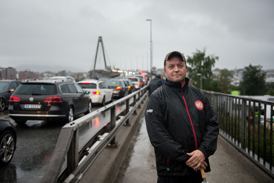 22. august ble det gjennomført en omfattende aksjon mot den planlagte bomringen på Nord-Jæren. Her Frode Myrhol i Folkeaksjonen nei til mer bompenger på bybrua fra Stavanger til Hundvåg. Foto: Carina Johansen / NTB scanpix 22. august ble det gjennomført en omfattende aksjon mot den planlagte bomringen på Nord-Jæren. Her Frode Myrhol i Folkeaksjonen nei til mer bompenger på bybrua fra Stavanger til Hundvåg. Foto: Carina Johansen / NTB scanpix