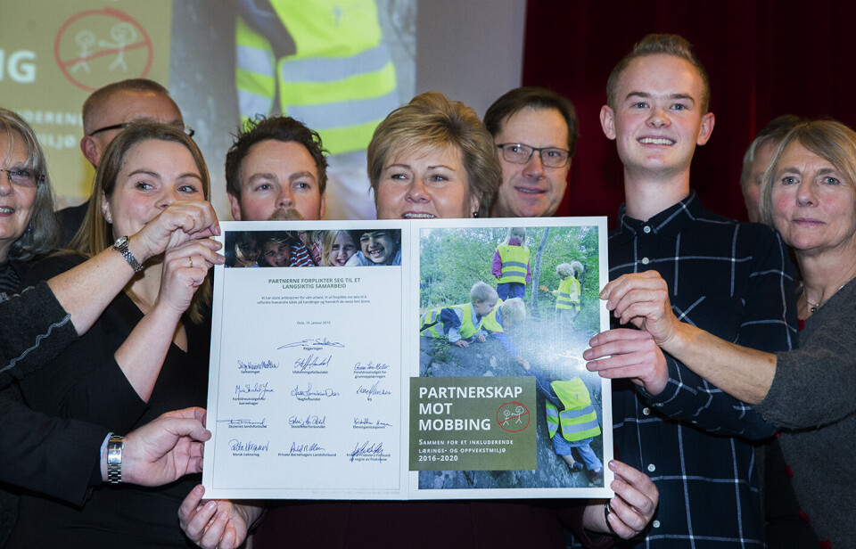 Regjeringen har vedtatt å flytte foreldreutvalgene for barnehager og grunnskoler fra Oslo til Bø i Telemark. Utvalgene håper på omkamp i Stortinget. Her står utvalgsleder Marie Skinstad-Jansen t.v. ved siden av blant andre kunnskapsminister Torbjørn Røe Isaksen (H) og statsminister Erna Solberg (H). Foto: Berit Roald / NTB scanpix Regjeringen har vedtatt å flytte foreldreutvalgene for barnehager og grunnskoler fra Oslo til Bø i Telemark. Utvalgene håper på omkamp i Stortinget. Her står utvalgsleder Marie Skinstad-Jansen t.v. ved siden av blant andre kunnskapsminister Torbjørn Røe Isaksen (H) og statsminister Erna Solberg (H). Foto: Berit Roald / NTB scanpix