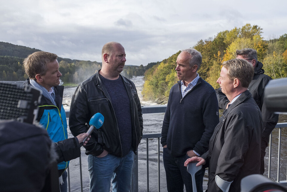 Olje- og energiminister Terje Søviknes (th) og kommunal- og moderniseringsminister Jan Tore Sanner lytter til Roy Kenneth Pedersen som mistet huset sitt under flommen på Sørlandet. Fungerende ordfører Jørgen Kristensen i Kristiansand til venstre. Foto: Tor Erik Schrøder / NTB scanpix Olje- og energiminister Terje Søviknes (th) og kommunal- og moderniseringsminister Jan Tore Sanner lytter til Roy Kenneth Pedersen som mistet huset sitt under flommen på Sørlandet. Fungerende ordfører Jørgen Kristensen i Kristiansand til venstre. Foto: Tor Erik Schrøder / NTB scanpix
