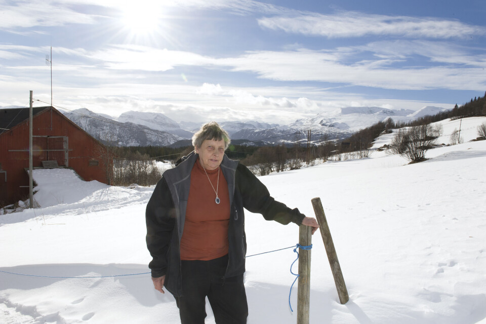 Herdis Unneland er en av mange som har trygghetsalarm i Vang i Valdres. Kommunen topper den foreløpige tabellen for pleie og omsorg i Kommunebarometeret 2017. Foto: Terje Lien Herdis Unneland er en av mange som har trygghetsalarm i Vang i Valdres. Kommunen topper den foreløpige tabellen for pleie og omsorg i Kommunebarometeret 2017. Foto: Terje Lien