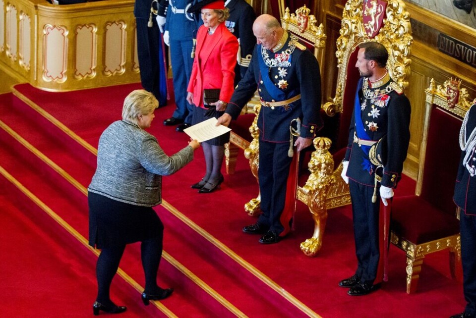 Statsminister Erna Solberg (H) overrekker trontalen til kong Harald som er flankert av dronning Sonja og kronprins Haakon under den høytidelige åpningen av det 160. storting fredag. Foto: Vegard Wivestad Grøtt / NTB scanpix Statsminister Erna Solberg (H) overrekker trontalen til kong Harald som er flankert av dronning Sonja og kronprins Haakon under den høytidelige åpningen av det 160. storting fredag. Foto: Vegard Wivestad Grøtt / NTB scanpix