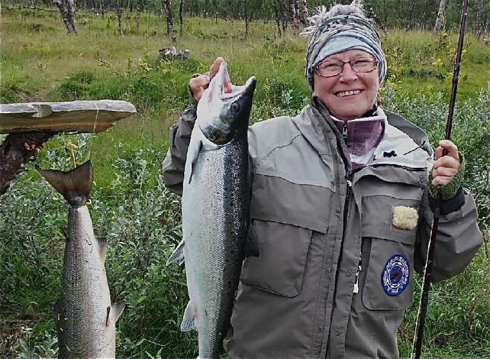 – Når jeg står i lakseelva, får tankene fly og alt er bra, sier Inga Manndal. Foto: Privat – Når jeg står i lakseelva, får tankene fly og alt er bra, sier Inga Manndal. Foto: Privat