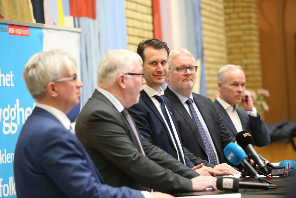 Samarbeidspartiene med André N. Skjelstad (V), Geir S. Toskedal (KrF), Helge André Njåstad (Frp), Frank J. Jenssen (H) og Kommunal- og moderniseringsminister Jan Tore Sanner (H) presenterer status for kommunereformen og regionreformen under en pressekonferanse på Stortinget onsdag. Foto: Berit Roald / NTB scanpix Samarbeidspartiene med André N. Skjelstad (V), Geir S. Toskedal (KrF), Helge André Njåstad (Frp), Frank J. Jenssen (H) og Kommunal- og moderniseringsminister Jan Tore Sanner (H) presenterer status for kommunereformen og regionreformen under en pressekonferanse på Stortinget onsdag. Foto: Berit Roald / NTB scanpix