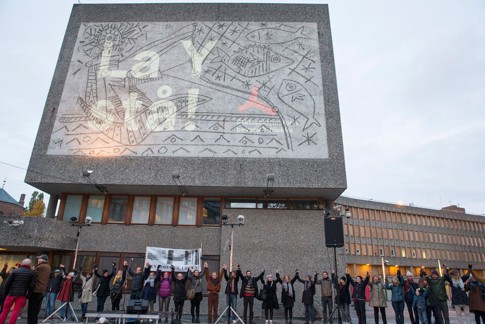 Tirsdag holdt aksjonister som vil bevare den Picasso-utsmykkede Y-blokka i regjeringskvartalet i Oslo, ring rundt bygget. Onsdag ble reguleringsplanen for kvartalet vedtatt i bystyret. Foto: Håkon Mosvold Larsen / NTB scanpix Tirsdag holdt aksjonister som vil bevare den Picasso-utsmykkede Y-blokka i regjeringskvartalet i Oslo, ring rundt bygget. Onsdag ble reguleringsplanen for kvartalet vedtatt i bystyret. Foto: Håkon Mosvold Larsen / NTB scanpix