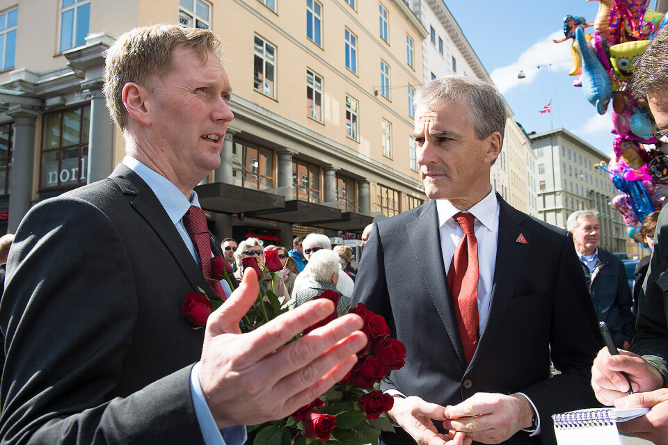 Ap-leder Jonas Gahr Støre i samtale med byrådsleder i Bergen, Harald Schjelderup. Foto: Marit Hommedal / NTB scanpix. Ap-leder Jonas Gahr Støre i samtale med byrådsleder i Bergen, Harald Schjelderup. Foto: Marit Hommedal / NTB scanpix.