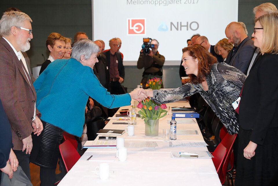 LOs leder Gerd Kristiansen (t.v.) hilste på NHOs administrerende direktør Kristin Skogen Lund da årets lønnsforhandlinger ble innledet 6. mars. Foto: Cornelius Poppe / NTB scanpix LOs leder Gerd Kristiansen (t.v.) hilste på NHOs administrerende direktør Kristin Skogen Lund da årets lønnsforhandlinger ble innledet 6. mars. Foto: Cornelius Poppe / NTB scanpix