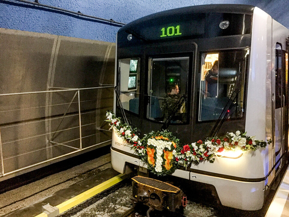 Den første T-banen til nye Løren stasjon i Oslo. Pyntet med blomster og skiltet «101» for å symbolisere at Løren stasjon blir Oslos 101. stasjon. Foto: Birgitte Iversen / NTB scanpix Den første T-banen til nye Løren stasjon i Oslo. Pyntet med blomster og skiltet «101» for å symbolisere at Løren stasjon blir Oslos 101. stasjon. Foto: Birgitte Iversen / NTB scanpix