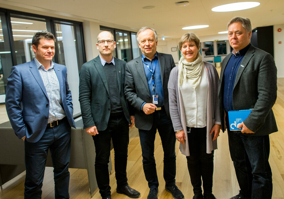 Erik Kollerud (fra høyre), forhandlingsleder i YS kommune, Mette Nord, forhandlingsleder i LO kommune, Per Kristian Sundnes, forhandlingsleder i KS, Steffen Handal, leder i Utdanningsforbundet, og Jan Olav Birkenhagen, forhandlingsleder for Akademikerne, stiller opp på et gruppebilde etter at partene i kommunesektoren kom fram til en forhandlingsløsning i hovedoppgjøret natt til lørdag. Foto: Vegard Wivestad Grøtt / NTB scanpix Erik Kollerud (fra høyre), forhandlingsleder i YS kommune, Mette Nord, forhandlingsleder i LO kommune, Per Kristian Sundnes, forhandlingsleder i KS, Steffen Handal, leder i Utdanningsforbundet, og Jan Olav Birkenhagen, forhandlingsleder for Akademikerne, stiller opp på et gruppebilde etter at partene i kommunesektoren kom fram til en forhandlingsløsning i hovedoppgjøret natt til lørdag. Foto: Vegard Wivestad Grøtt / NTB scanpix