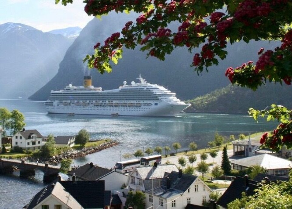 Berekraft og lønnsemd gjeld også cruiseturismen, skriv dei ansvarlege for fagområdet reiseliv på Vestlandet. Bildet er frå Hellesylt. Foto: Arne Inge Tryggestad Berekraft og lønnsemd gjeld også cruiseturismen, skriv dei ansvarlege for fagområdet reiseliv på Vestlandet. Bildet er frå Hellesylt. Foto: Arne Inge Tryggestad