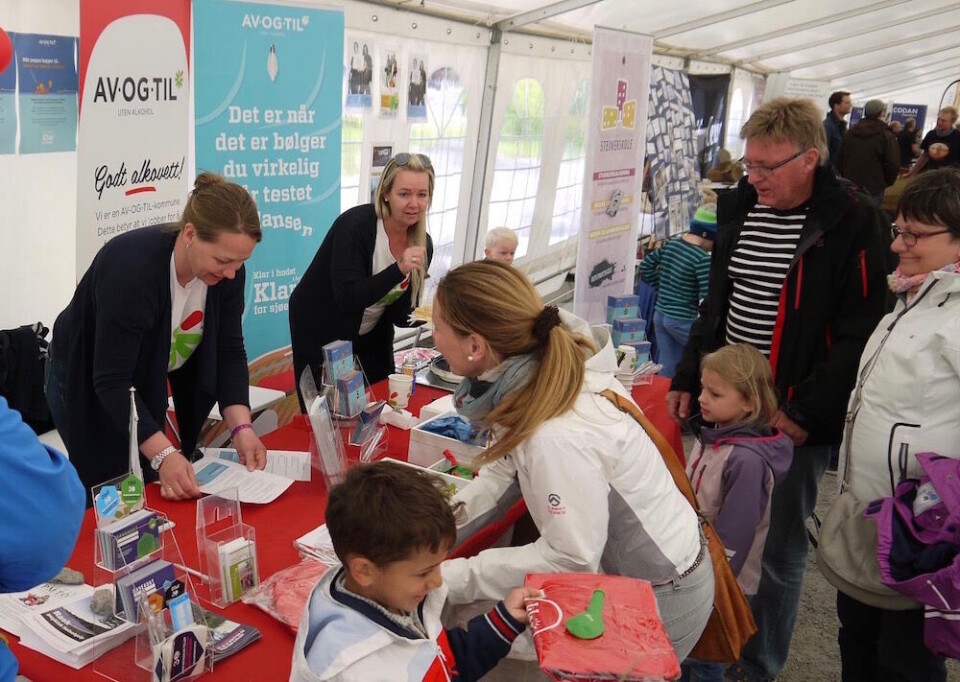 Hurum kommune benyttet anledningen under Trebåtfestivalens folkefest til å drive kampanje for alkovett. Foto: Av-og-til Hurum kommune benyttet anledningen under Trebåtfestivalens folkefest til å drive kampanje for alkovett. Foto: Av-og-til