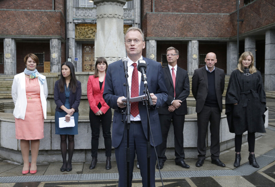 Raymond Johansen med sin nye byregjering, bak er Tone Tellevik Dahl (Ap), Lan Marie Nguyen Berg (MDG), Rina Mariann Hansen (Ap), Robert Steen (Ap), Geir Lippestad (Ap) og Inga Marte Thorkildsen (SV). Foto: Vidar Ruud / NTB scanpix Raymond Johansen med sin nye byregjering, bak er Tone Tellevik Dahl (Ap), Lan Marie Nguyen Berg (MDG), Rina Mariann Hansen (Ap), Robert Steen (Ap), Geir Lippestad (Ap) og Inga Marte Thorkildsen (SV). Foto: Vidar Ruud / NTB scanpix