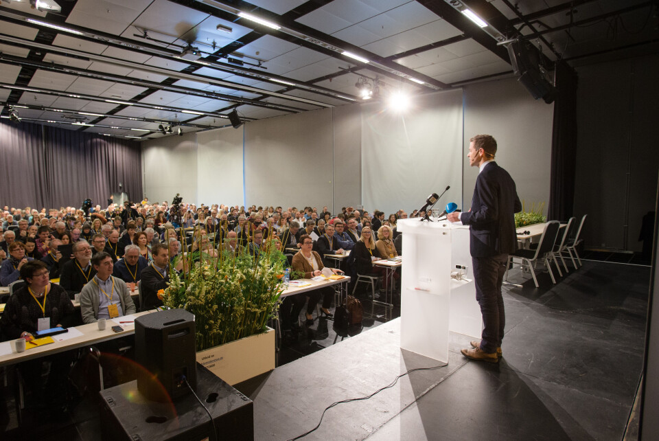 Partileder Knut Arild Hareide taler til KrFs landskonferanse på Gardermoen tidligere i år. Stadig flere i KrF vil nå bryte samarbeidet med regeringen. Foto: Audun Braastad / NTB scanpix Partileder Knut Arild Hareide taler til KrFs landskonferanse på Gardermoen tidligere i år. Stadig flere i KrF vil nå bryte samarbeidet med regeringen. Foto: Audun Braastad / NTB scanpix