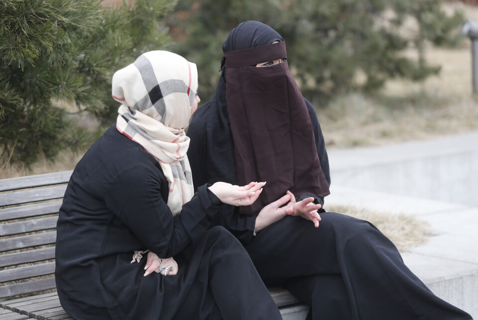 En burka har et heklet "vindu" foran øynene, som gjør det mulig å se ut. Ingen av disse kvinnene bærer burka. Derimot har den ene hijab og den andre (bak) nikab. Illustrasjonsfoto: Lise Åserud / NTB scanpix En burka har et heklet 'vindu' foran øynene, som gjør det mulig å se ut. Ingen av disse kvinnene bærer burka. Derimot har den ene hijab og den andre (bak) nikab. Illustrasjonsfoto: Lise Åserud / NTB scanpix