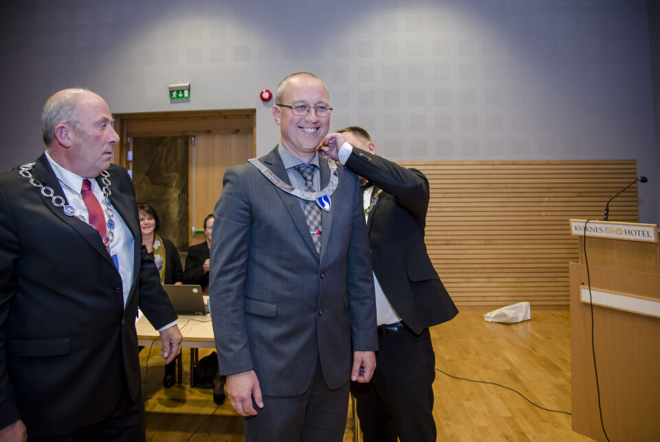 Dei avtroppande Ap-ordførarane i Leikanger, Sogndal og Balestrand (Jan Håkon Odd, Jarle Aarvoll og Harald Offerdal) overrekk nytt ordførarkjede til Senterpartiets Arnstein Menes etter valet, som blir ordførar i nye Sogndal. Foto: Joakim S. Enger Dei avtroppande Ap-ordførarane i Leikanger, Sogndal og Balestrand (Jan Håkon Odd, Jarle Aarvoll og Harald Offerdal) overrekk nytt ordførarkjede til Senterpartiets Arnstein Menes etter valet, som blir ordførar i nye Sogndal. Foto: Joakim S. Enger