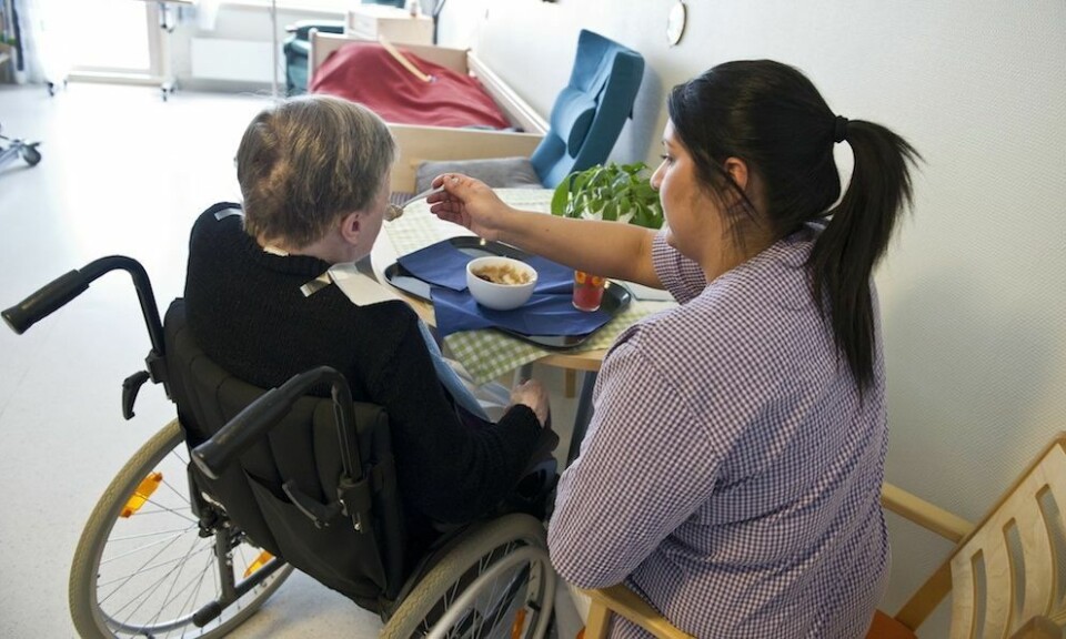 Opptil 60 prosent av pasientene på sykehjem er underernært. Nå må kommunepolitikerne erkjenne at ernæring til eldre og syke er like viktig som riktig behandling, mener kronikkforfatterne. Illustrasjonsfoto: Dag Jenssen, NTB scanpix Opptil 60 prosent av pasientene på sykehjem er underernært. Nå må kommunepolitikerne erkjenne at ernæring til eldre og syke er like viktig som riktig behandling, mener kronikkforfatterne. Illustrasjonsfoto: Dag Jenssen, NTB scanpix