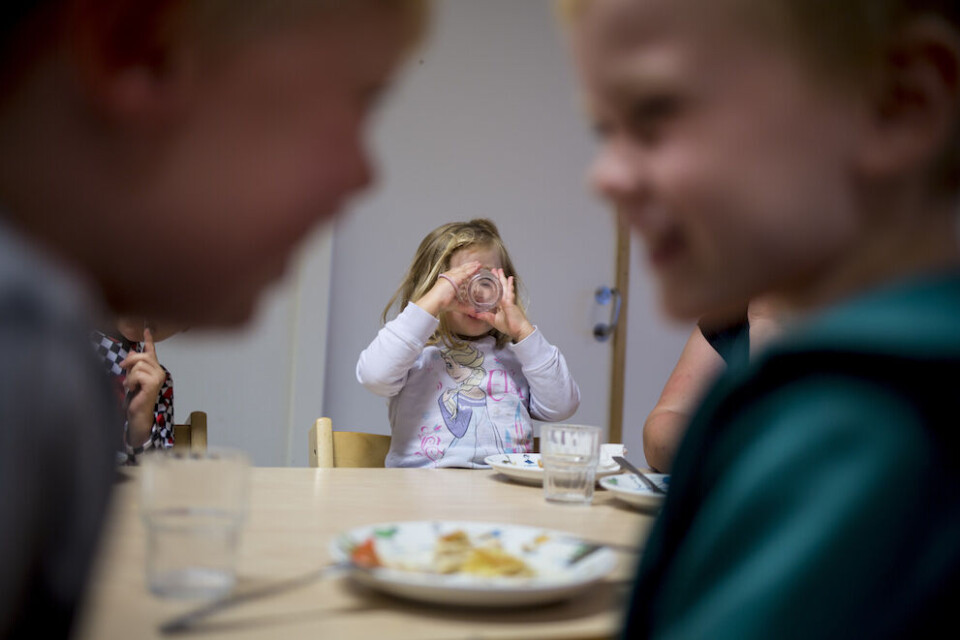 Måltider servert av barnehagen vil sikre barna et sunt kosthold store deler av dagen. Illustrasjonsfoto: Magnus K. Bjørke Måltider servert av barnehagen vil sikre barna et sunt kosthold store deler av dagen. Illustrasjonsfoto: Magnus K. Bjørke