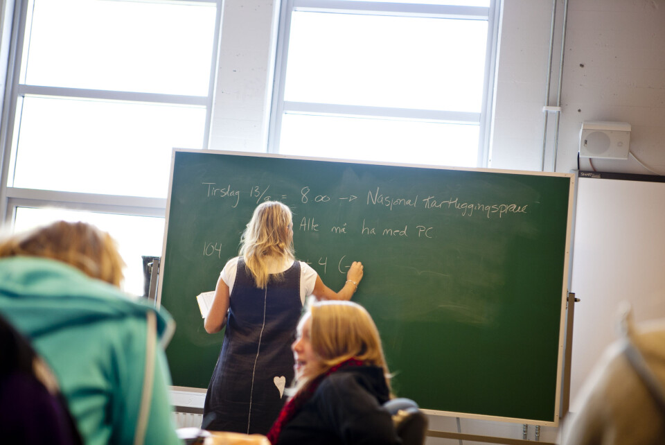 Innen 2025 må alle lærere som underviser i fag som blant annet basisfagene norsk, matematikk og engelsk i grunnskolen, ha nok faglig fordypning for å undervise. Innen 2025 må alle lærere som underviser i fag som blant annet basisfagene norsk, matematikk og engelsk i grunnskolen, ha nok faglig fordypning for å undervise.