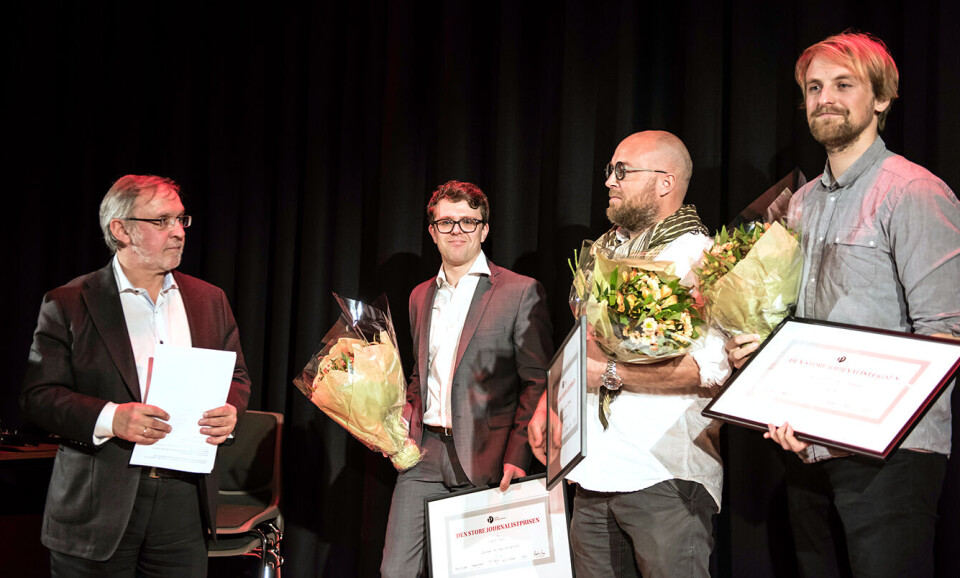Juryleder Harald Stanghelle (t.v.) deler ut Den store journalistprisen til Vegard Venli fra Kommunal Rapport og Tomm W. Christiansen og Anders Fjellheim fra Dagbladet. Foto: Lisa Rypeng Juryleder Harald Stanghelle (t.v.) deler ut Den store journalistprisen til Vegard Venli fra Kommunal Rapport og Tomm W. Christiansen og Anders Fjellheim fra Dagbladet. Foto: Lisa Rypeng