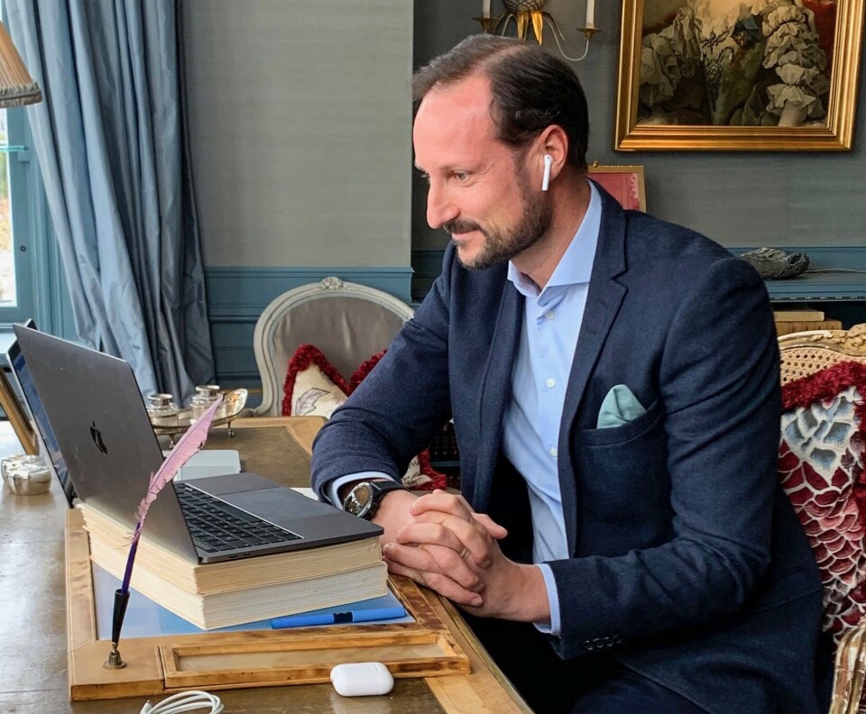 Kronprins Haakon på sitt kontor på Skaugum i videomøte med LO- og NHO-ansatte. Kronprins Haakon på sitt kontor på Skaugum i videomøte med LO- og NHO-ansatte.