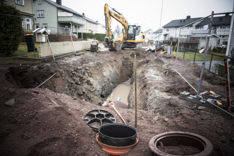 I 2015 ble etterslepet i vedlikehold estimert til 2.600 milliarder kroner. Nå er det oppe i 3.200 milliarder. Liv Kari Skudal Hansteen i RFI sier økningen skyldes både inflasjon og at klimaendringene gjør at forfallet går raskere. I 2015 ble etterslepet i vedlikehold estimert til 2.600 milliarder kroner. Nå er det oppe i 3.200 milliarder. Liv Kari Skudal Hansteen i RFI sier økningen skyldes både inflasjon og at klimaendringene gjør at forfallet går raskere.