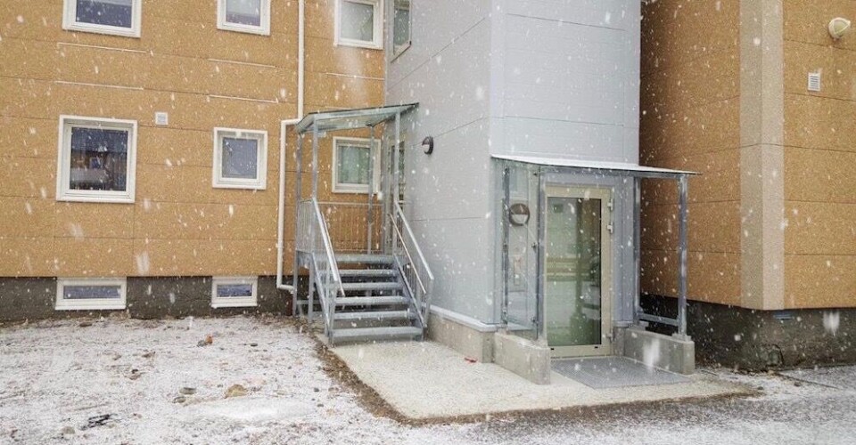 Etterinstallering av heis bidrar til at eldre kan bo hjemme lenger. Man kan også komme langt med mindre tiltak. Illustrasjonsfoto: Bente Johansen, NBBL Etterinstallering av heis bidrar til at eldre kan bo hjemme lenger. Man kan også komme langt med mindre tiltak. Illustrasjonsfoto: Bente Johansen, NBBL