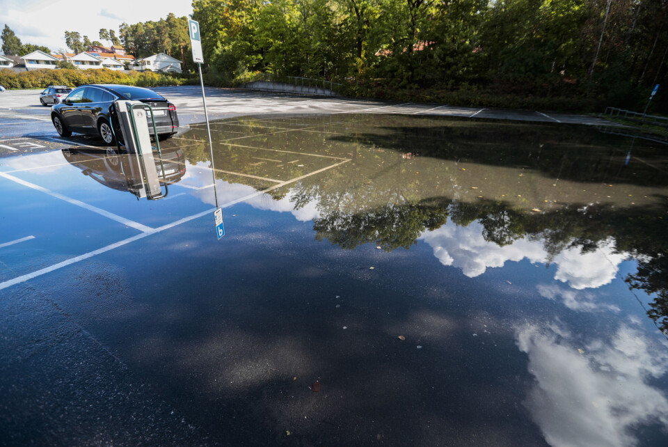 Det blir helt absurd at økte overvannskostnader skal fordeles ut fra drikkevannsforbruket. I så fall ville en stor parkeringsplass som sender masse regnvann til renseanlegg, ikke betale fem øre for fordi det ikke står et hus på den, skriver Christen Ræstad. Det blir helt absurd at økte overvannskostnader skal fordeles ut fra drikkevannsforbruket. I så fall ville en stor parkeringsplass som sender masse regnvann til renseanlegg, ikke betale fem øre for fordi det ikke står et hus på den, skriver Christen Ræstad.