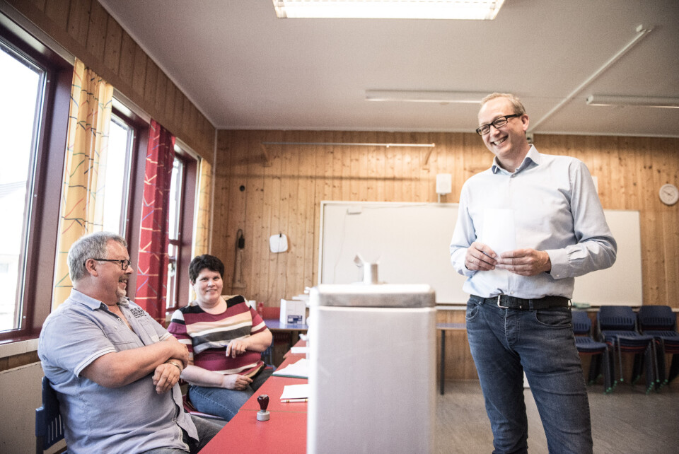 Evenes stemte ja til sammenslåing i dag. Terje Bartholfsen, leder i gruppa for ETS (Evenes, Tjeldsund, Skånland) stemte ved Liland skole. Foto: Lisa Rypeng Evenes stemte ja til sammenslåing i dag. Terje Bartholfsen, leder i gruppa for ETS (Evenes, Tjeldsund, Skånland) stemte ved Liland skole. Foto: Lisa Rypeng