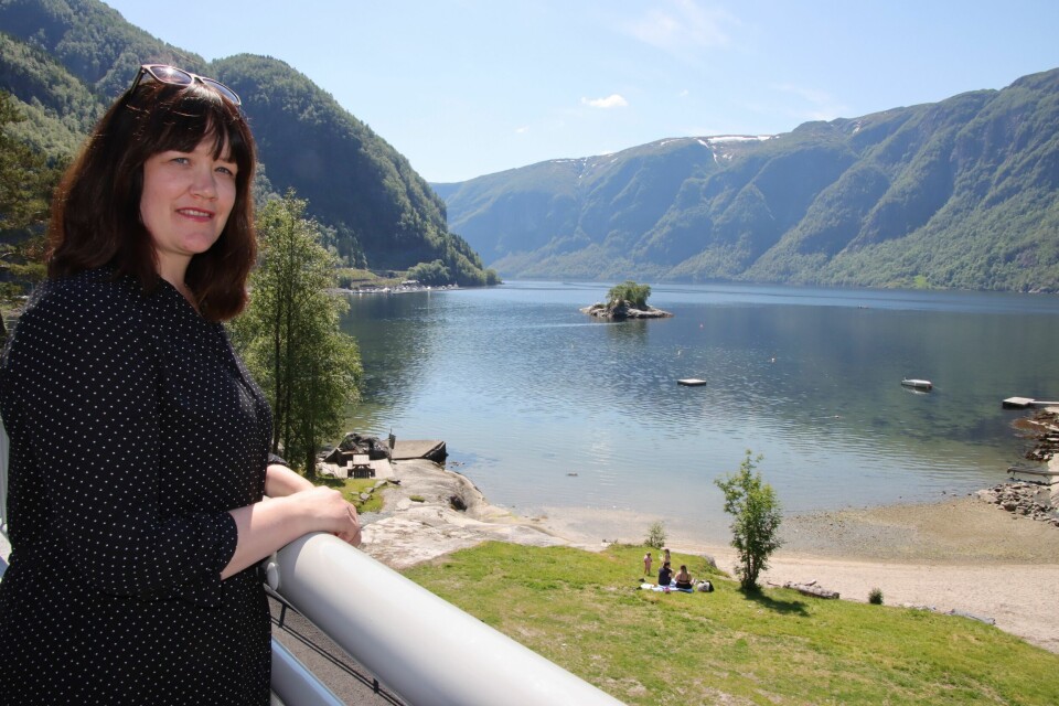 Ordførar Hege Eide Vik i Vaksdal ønsker velkommen til den nyoppussa badeplassen i gangavstand frå stasjonen i Vaksdal. Ordførar Hege Eide Vik i Vaksdal ønsker velkommen til den nyoppussa badeplassen i gangavstand frå stasjonen i Vaksdal.