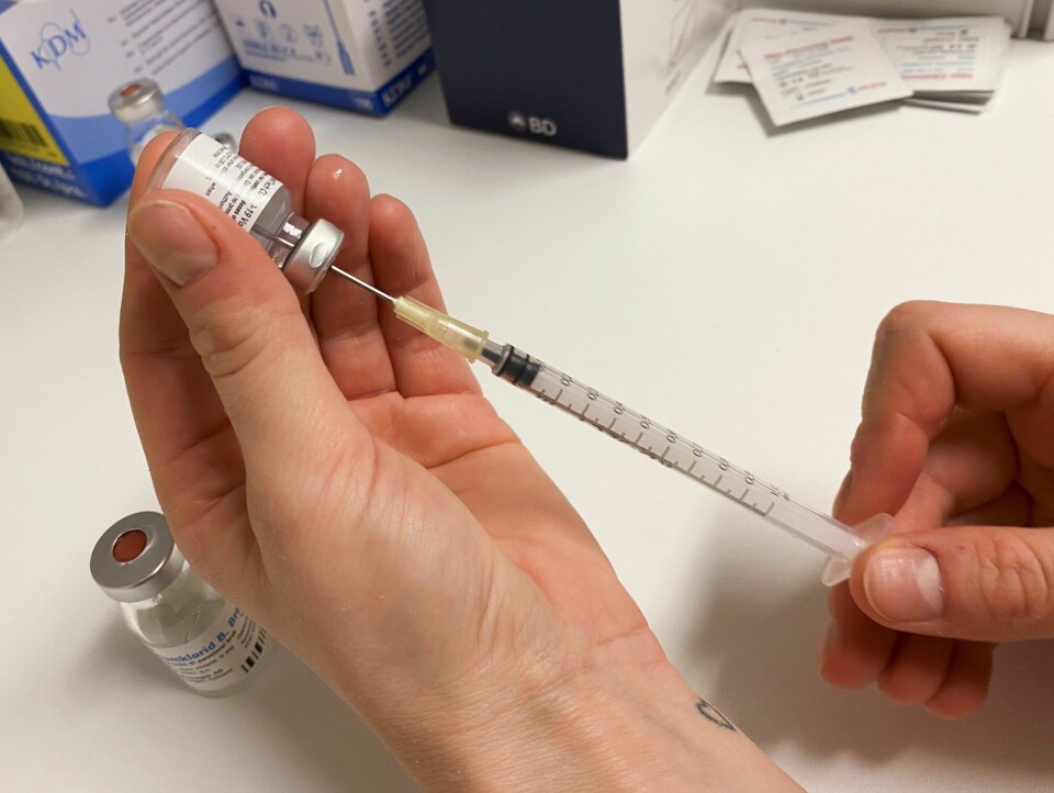 –  Vi må vurdere om det er vaksinen som er årsaken til dødsfallet, eller om det er en tilfeldighet at det skjer så kort tid etter vaksinering, sier medisinsk fagdirektør Steinar Madsen. –  Vi må vurdere om det er vaksinen som er årsaken til dødsfallet, eller om det er en tilfeldighet at det skjer så kort tid etter vaksinering, sier medisinsk fagdirektør Steinar Madsen.