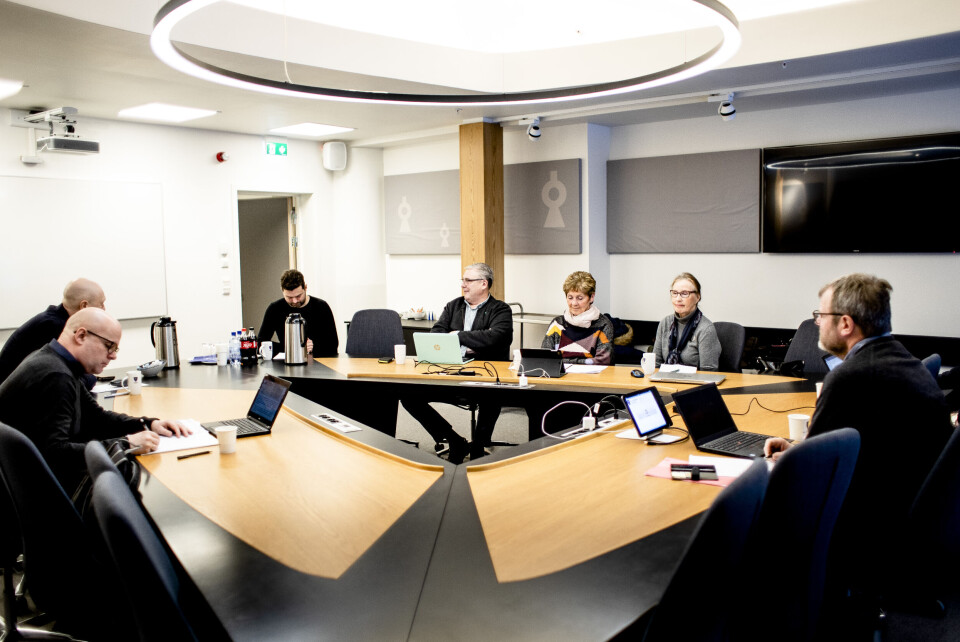 Det er uheldig at posisjonen, eller flertallspartiene, har flertallet i kontrollutvalgene, mener Kommunal Rapport, selv om det er tillatt med dagens lov. Bildet er fra et møte i kontrollutvalget i Ullensaker i 2019. Det er uheldig at posisjonen, eller flertallspartiene, har flertallet i kontrollutvalgene, mener Kommunal Rapport, selv om det er tillatt med dagens lov. Bildet er fra et møte i kontrollutvalget i Ullensaker i 2019.