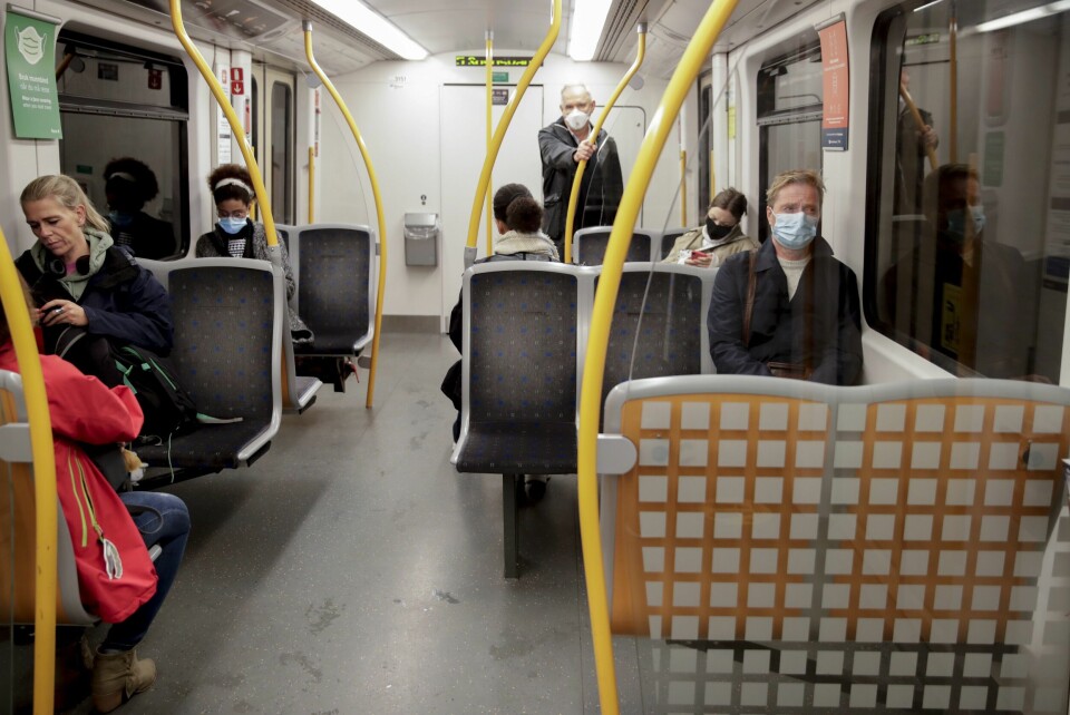 Oslo har innført påbud om munnbind i kollektivtrafikken når det ikke er mulig å holde én meters avstand. Nå følger flere nabokommuner etter. Oslo har innført påbud om munnbind i kollektivtrafikken når det ikke er mulig å holde én meters avstand. Nå følger flere nabokommuner etter.