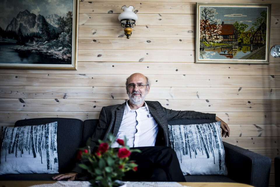 Assisterende rådmann Harald M. Hatle er en av mange som ikke kjenner seg igjen i de nasjonale debattene om eldreomsorg. Han mener rikspolitikerne er alt for opptatt av sykehjemsplasser. - Å videreføre tradisjonell sykehjemsdekning er umulig, sier han. Foto: Magnus K. Bjørke Assisterende rådmann Harald M. Hatle er en av mange som ikke kjenner seg igjen i de nasjonale debattene om eldreomsorg. Han mener rikspolitikerne er alt for opptatt av sykehjemsplasser. - Å videreføre tradisjonell sykehjemsdekning er umulig, sier han. Foto: Magnus K. Bjørke