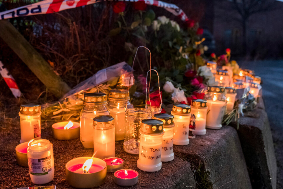 Blomster er satt ned ved Wilds Minne skole der 14 år gamle Jakob Abdullahi Hassan og Tone Ilebekk (48) ble drept. En ungdomsskoleelev har tilstått drapene. Foto: Tor Erik Schrøder / NTB scanpix Blomster er satt ned ved Wilds Minne skole der 14 år gamle Jakob Abdullahi Hassan og Tone Ilebekk (48) ble drept. En ungdomsskoleelev har tilstått drapene. Foto: Tor Erik Schrøder / NTB scanpix