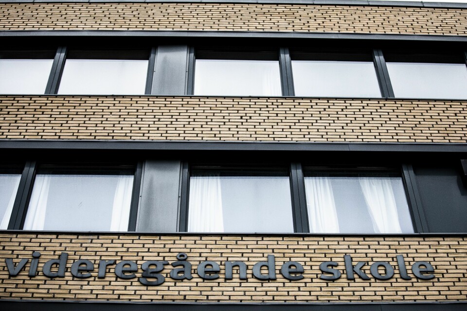 Regjeringens ekspertgruppe advarer mot stengte skoler selv om smitten blant unge øker. Regjeringens ekspertgruppe advarer mot stengte skoler selv om smitten blant unge øker.
