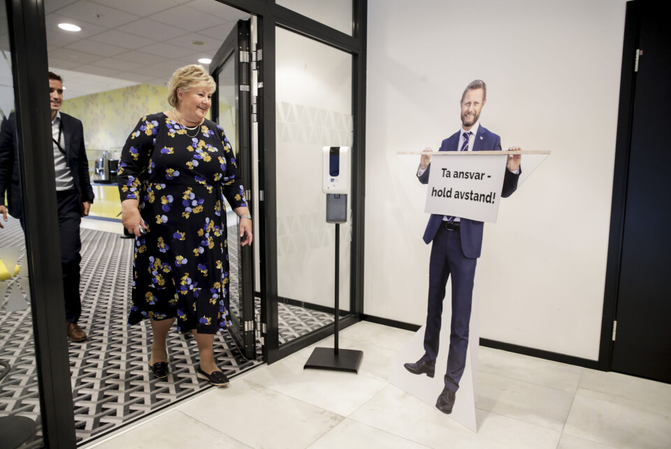 Statsminister Erna Solberg (H) møter helseminister Bent Høie (H) i pappfigur under Høyres landsmøte på Gardermoen. Statsminister Erna Solberg (H) møter helseminister Bent Høie (H) i pappfigur under Høyres landsmøte på Gardermoen.