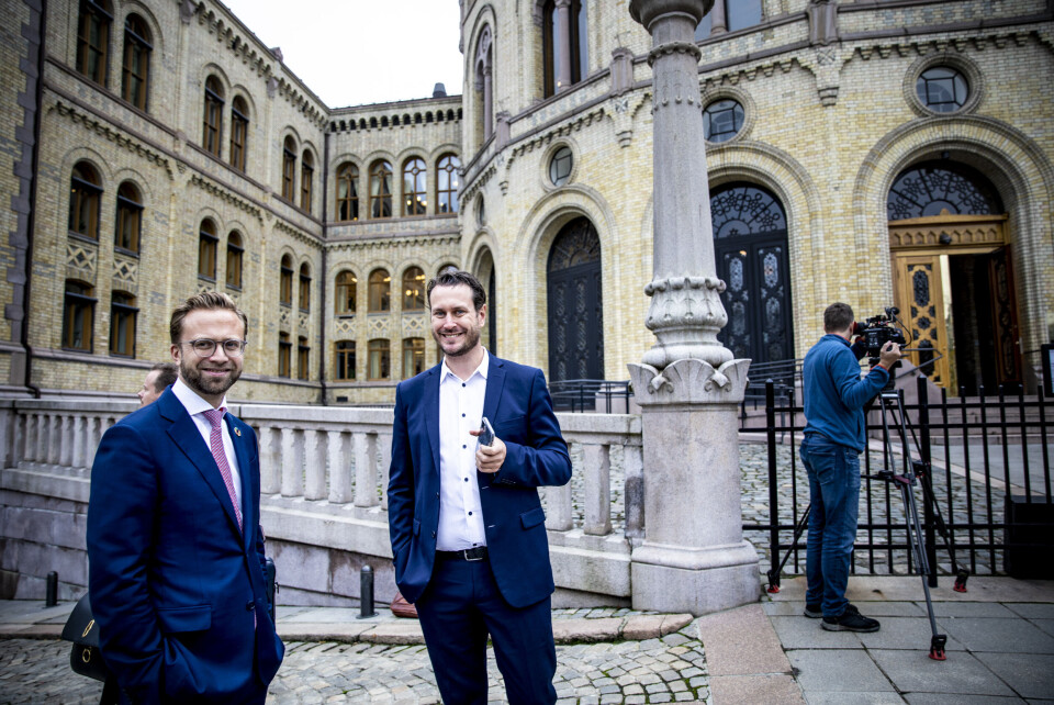 Smittevernregler inne på Stortinget gjorde at presse og politikere også møttes ute på Løvebakken. Her snakket Kontrollutvalget med kommunalminister Nikolai Astrup (H) og Helge André Njåstad (Frp) i kommunalkomiteen. Smittevernregler inne på Stortinget gjorde at presse og politikere også møttes ute på Løvebakken. Her snakket Kontrollutvalget med kommunalminister Nikolai Astrup (H) og Helge André Njåstad (Frp) i kommunalkomiteen.