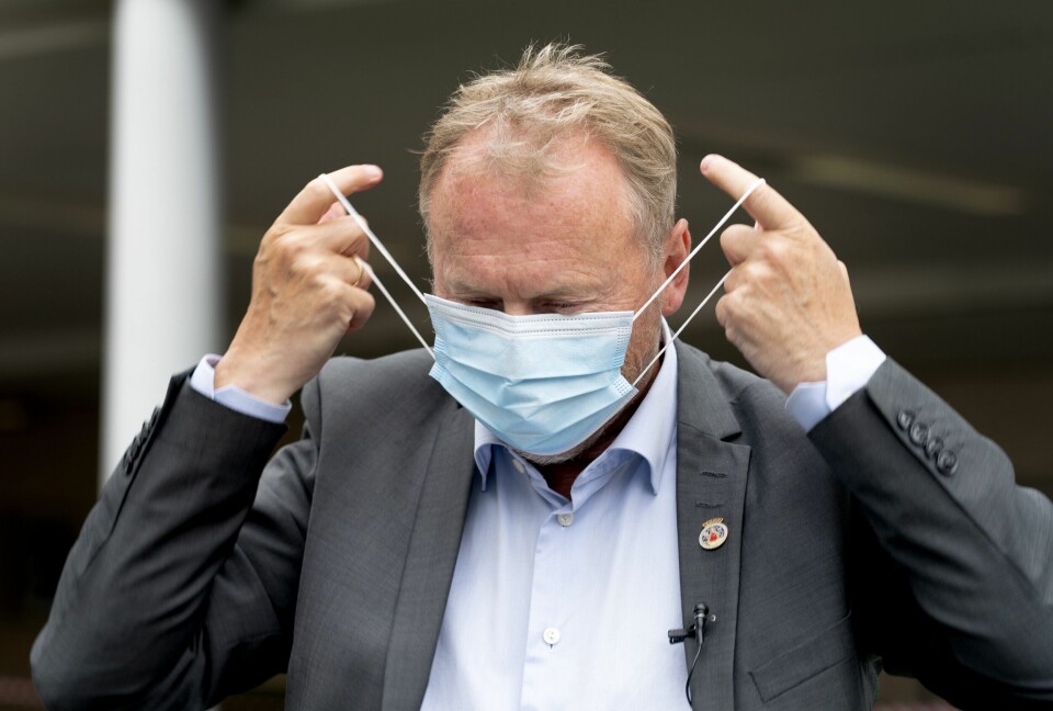 Helsedirektoratet anbefaler lokale munnbindpåbud hvis smittesituasjonen krever det. Her er det byrådsleder Raymond Johansen som tar på seg munnbind under et besøk på teststasjonen utenfor Aker legevakt i Oslo. Helsedirektoratet anbefaler lokale munnbindpåbud hvis smittesituasjonen krever det. Her er det byrådsleder Raymond Johansen som tar på seg munnbind under et besøk på teststasjonen utenfor Aker legevakt i Oslo.