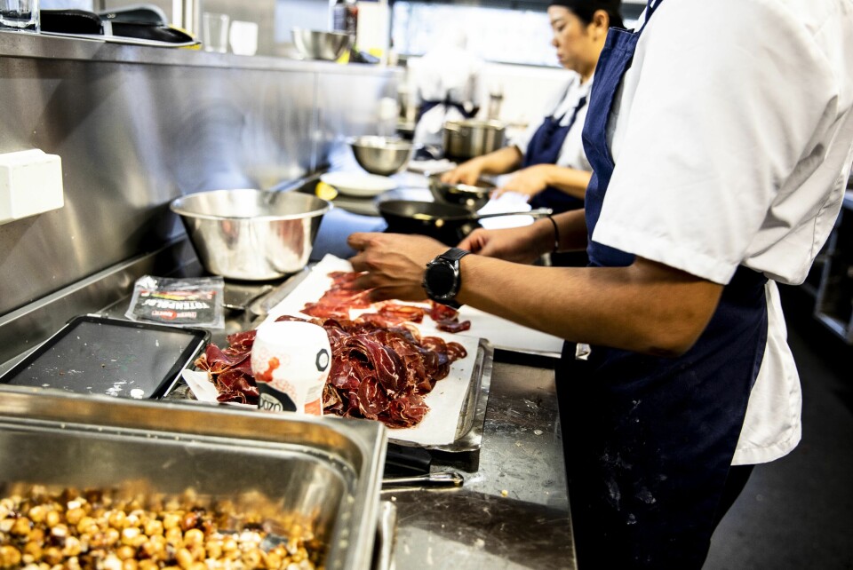 Det innføres nå en rett til læreplass eller et likeverdig tilbud for linjene der dette er en del av løpet. Dette bildet er hentet fra kjøkkenet på restaurant og matfag ved Etterstad videregående skole. Det innføres nå en rett til læreplass eller et likeverdig tilbud for linjene der dette er en del av løpet. Dette bildet er hentet fra kjøkkenet på restaurant og matfag ved Etterstad videregående skole.