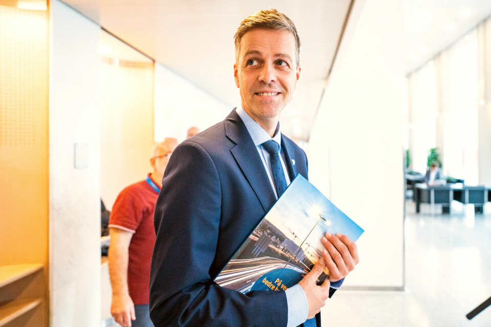 Samferdselsminister Knut Arild Hareide (KrF) mener dagens Nasjonal transportplan (NTP) er urealistisk. Flere store samferdselsprosjekter kan dermed bli kuttet. Samferdselsminister Knut Arild Hareide (KrF) mener dagens Nasjonal transportplan (NTP) er urealistisk. Flere store samferdselsprosjekter kan dermed bli kuttet.