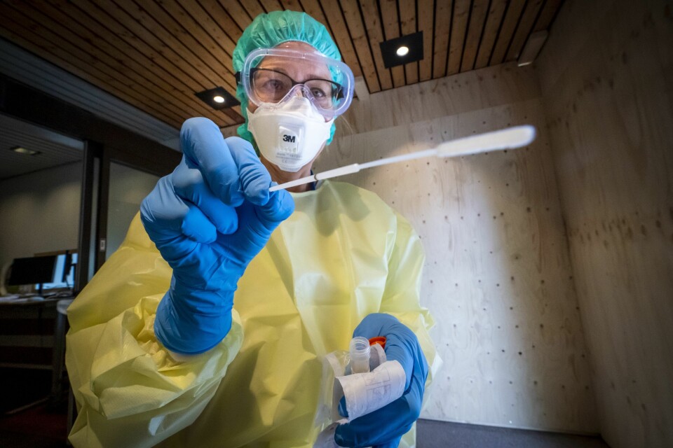 Bedriftssykepleier Kari Gaarder Osnes klar for å foreta en rutinemessig covid-19 hals- og nesetest i den provisoriske koronatest brakka på Diakonhjemmet i Oslo. Bedriftssykepleier Kari Gaarder Osnes klar for å foreta en rutinemessig covid-19 hals- og nesetest i den provisoriske koronatest brakka på Diakonhjemmet i Oslo.