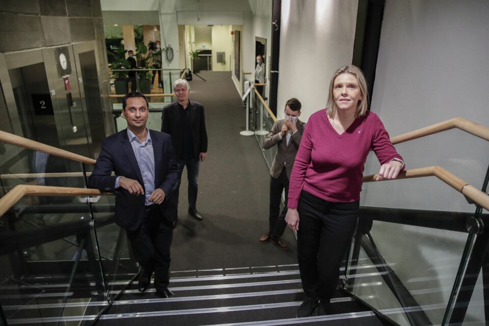 Mudassar Kapur (H), FrPs Sylvi Listhaug, Ola Elvestuen (V) og Tore Storehaug (KrF) stiller opp på bilde under budsjettforhandlinger og forhandlinger om krisepakke på Stortinget søndag kveld. Mudassar Kapur (H), FrPs Sylvi Listhaug, Ola Elvestuen (V) og Tore Storehaug (KrF) stiller opp på bilde under budsjettforhandlinger og forhandlinger om krisepakke på Stortinget søndag kveld.
