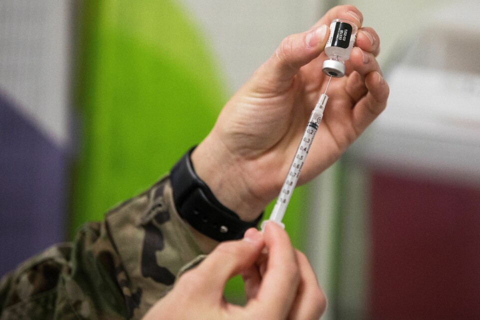 Den første vaksineleveransen på i underkant av 10.000 doser til Norge kommer 26. desember. Bildet viser den nylig godkjente Pfizer-BioNTech-vaksinen. Den første vaksineleveransen på i underkant av 10.000 doser til Norge kommer 26. desember. Bildet viser den nylig godkjente Pfizer-BioNTech-vaksinen.