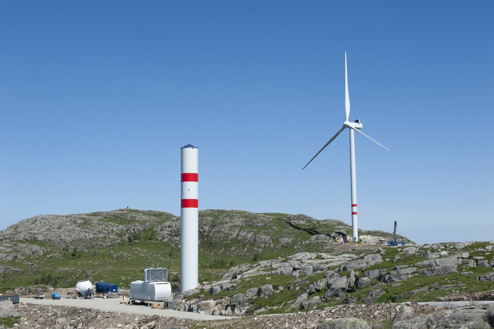 Inntektene fra avgiften skal gå til staten, men fordeles til vertskommunene ifølge Solberg-regjeringens budsjettforslag for 2022. Her fra oppsettingen av Vardafjellet vindkraftverk i Rogaland. Inntektene fra avgiften skal gå til staten, men fordeles til vertskommunene ifølge Solberg-regjeringens budsjettforslag for 2022. Her fra oppsettingen av Vardafjellet vindkraftverk i Rogaland.