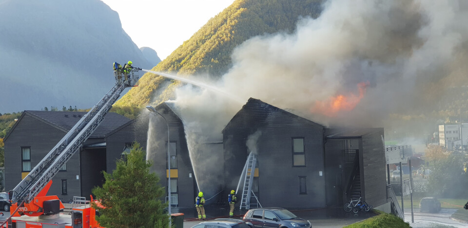 Store ressurser fra hele distriktet jobber for å slukke en brann i flere bolighus i Åndalsnes i Rauma kommune. Store ressurser fra hele distriktet jobber for å slukke en brann i flere bolighus i Åndalsnes i Rauma kommune.
